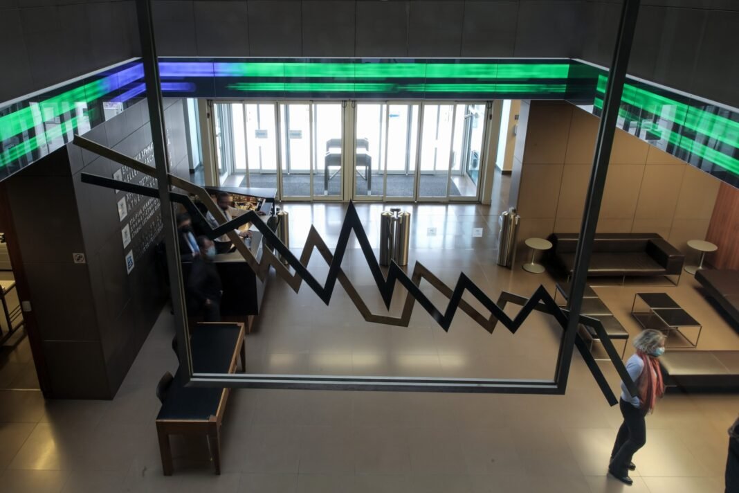 Χρηματιστήριο-Αθηνών:-Βαρύ-sell-off-στο-άνοιγμα-–-Κάτω-από-τις-2.020-μονάδες-ο-ΓΔ-με-φόντο-το-τελεσίγραφο-Τραμπ